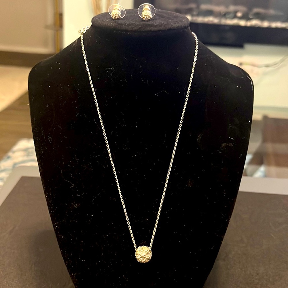 Silver tone crystal disc necklace with matching earrings.